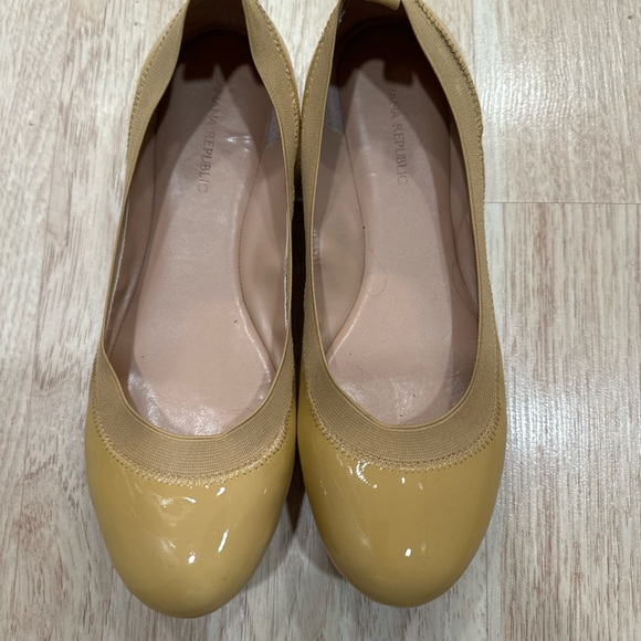 Banana Republic Tan Patent Leather Ballet Flats. Size 8.5 - Picture 3 of 9